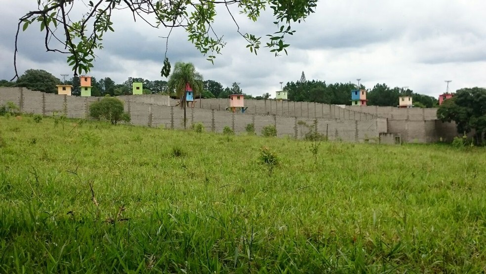 Santuário fica a cerca de 100 metros de residências na zona rural de Sorocaba  (Foto: Mayara Corrêa/G1)