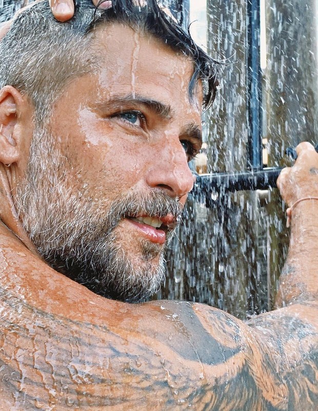Bruno Gagliasso toma ducha em Fernando de Noronha (Foto: Reprodução/Instagram)