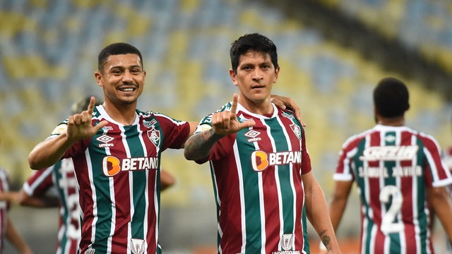 Cano e André comemoram um dos gols do jogo
