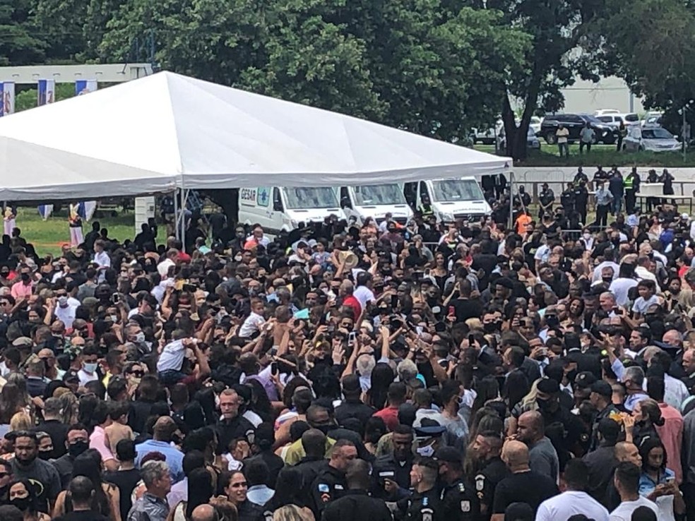 Presidente Bolsonaro deixa cerimônia de formação de PMs e provoca grande aglomeração ao passar entre o público — Foto: Cristina Boeckel / G1