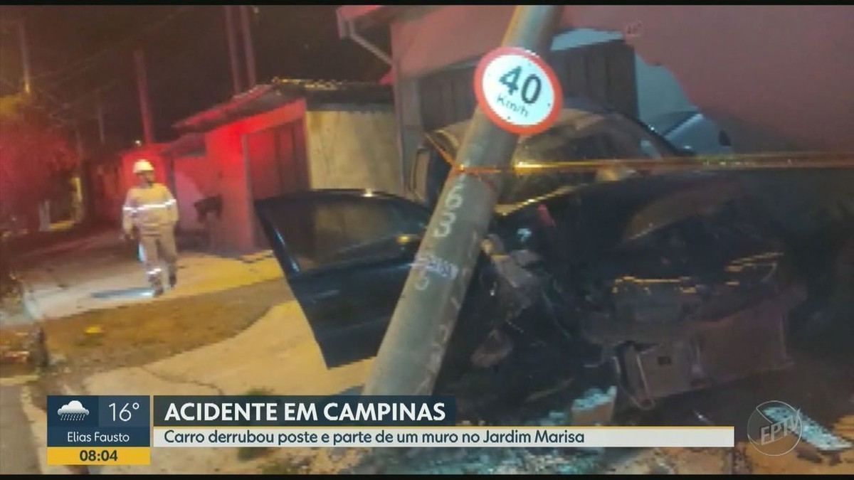 Motorista Perde Controle Bate Carro Em Muro E Derruba Poste No Jardim