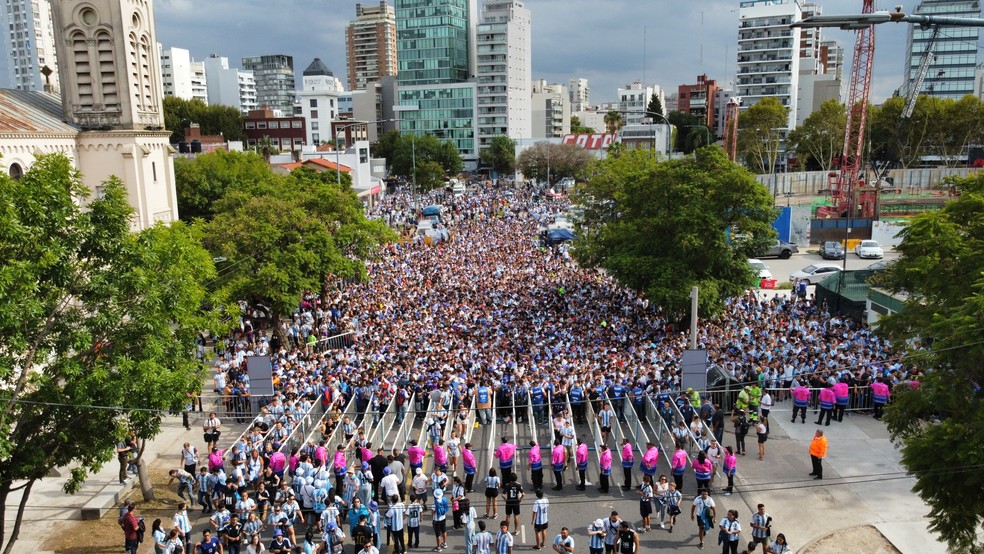Multidão nos arredores do Monumental de Núñez — Foto: Getty Images