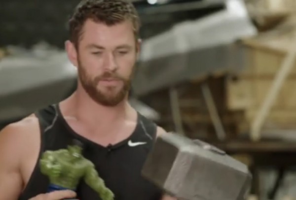 O ator Chris Hemsworth com o boneco do Hulk nas mãos (Foto: Instagram)