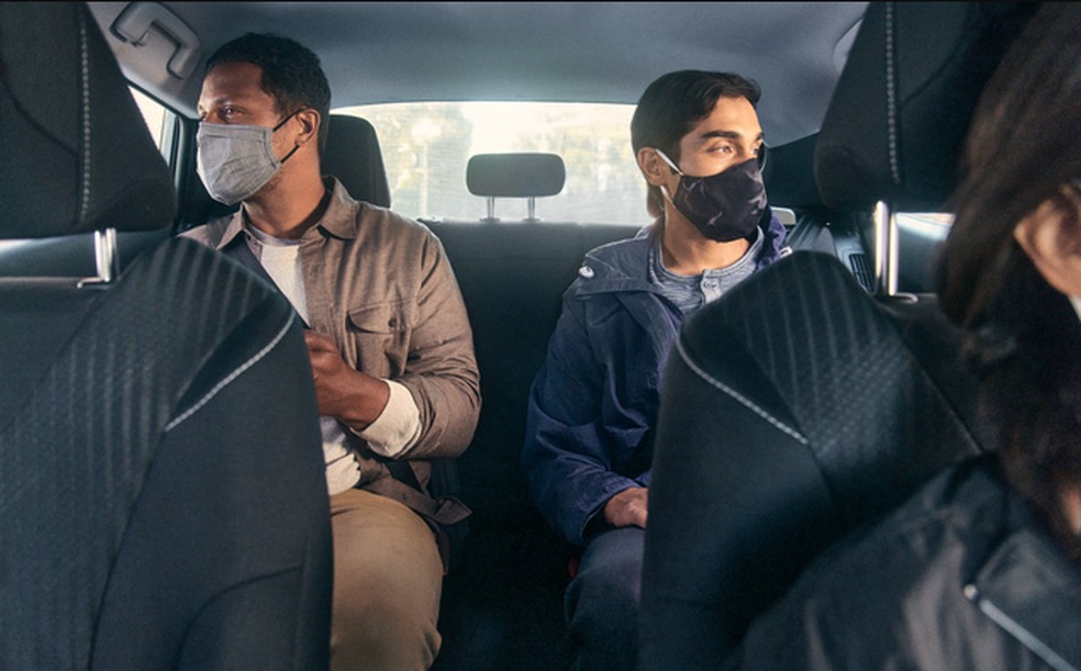 Passageiros da Uber usam máscara durante viagem.  — Foto: Uber/Divulgação
