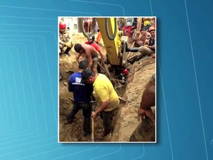 Quatro pessoas são soterradas em obra de saneamento (Foto: Reprodução/TV Gazeta)