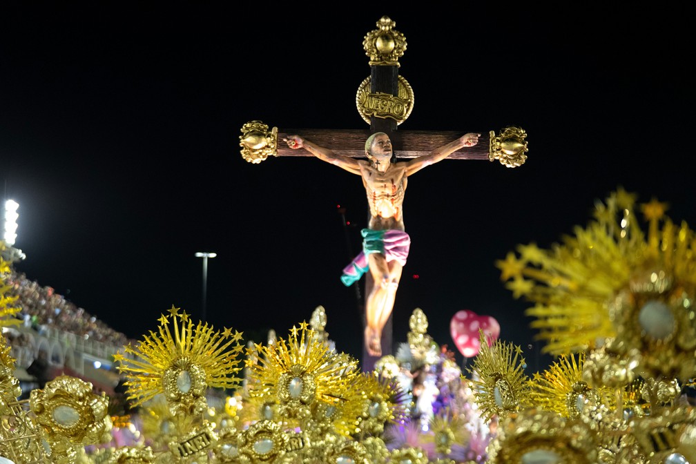 24 de fevereiro - A Estação Primeira de Mangueira levou para a Sapucaí diversas versões de Cristo — Foto: Fábio Tito/G1