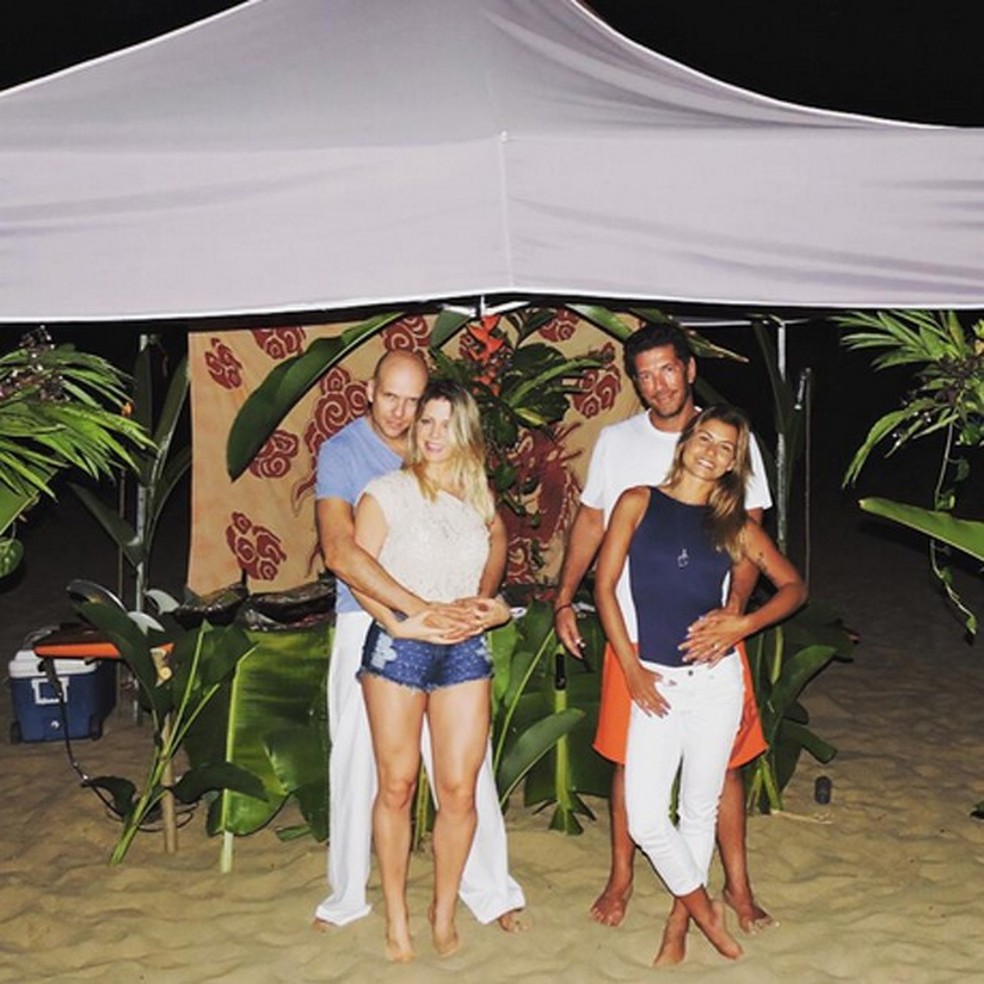 Fernando Scherer e Sheila Mello com os amigos Julio Pignatari e Bruna Salvatori na ilha  (Foto: Divulgação )