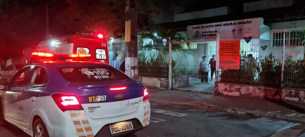 Guarda Municipal de Fortaleza e Samu foram acionados para o posto de saúde, em Fortaleza. — Foto: Rafaela Duarte/SVM