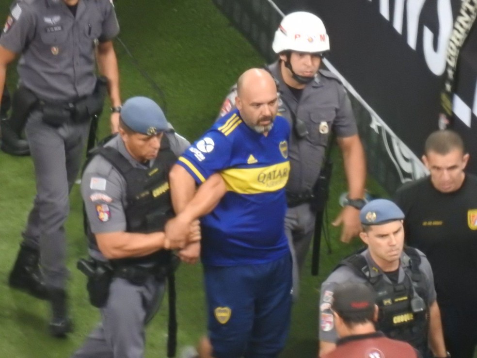 Torcedor do Boca Juniors é detido no jogo contra o Corinthians — Foto: Bruni Cassucci