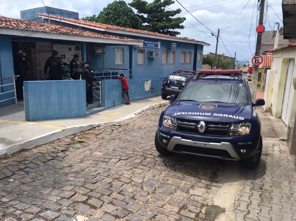 Unidade básica de saúde da vila de Ponta Negra, na Zona Sul, foi invadida por criminosos, que roubaram doses da vacina contra Covid-19. — Foto: Kleber Teixeira/Inter TV Cabugi