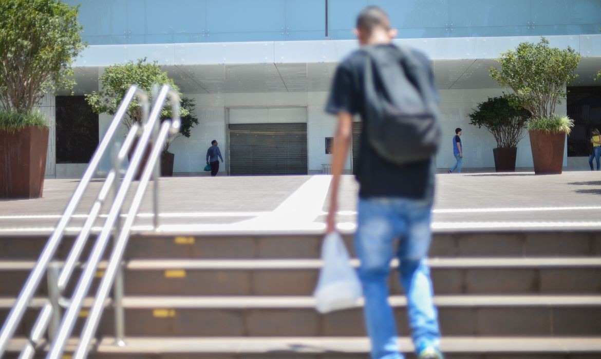 Empregadores que tenham em seus quadros empregados adolescentes, na faixa etária de 16 a 18 anos, devem promover o afastamento imediato do trabalho (Foto: Marcello Casal Jr/Agência Brasil)