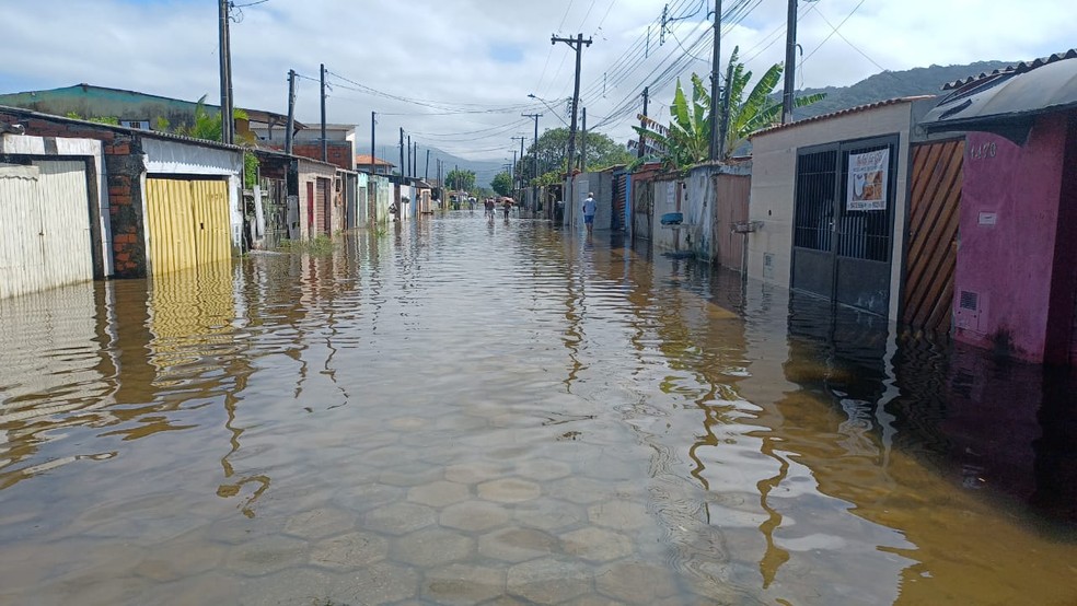 Situação de avenida Atlântica, no bairro Vila Atlântica, um dos mais afetados pelas fortes chuvas — Foto: Thaís Rozo/TV Tribuna