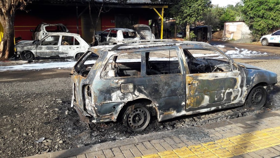 Dez carros foram incendiados durante a madrugada em oficina mecÃ¢nica de Foz do IguaÃ§u (Foto: Raphaela Potter/RPC Foz do IguaÃ§u)