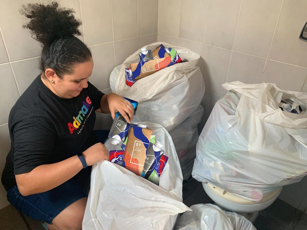 Isabella Nunes faz a separação de resíduos em casa — Foto: Thamires Cruz