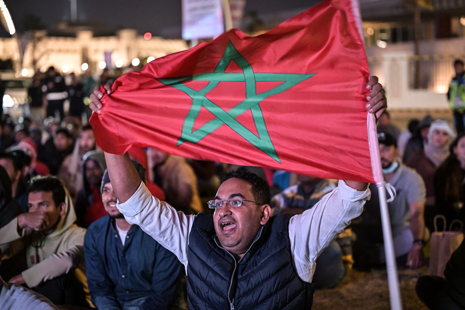 Torcedor exibe orgulhoso a bandeira de Marrocos — Foto: Pedro Vilela / Divulgação