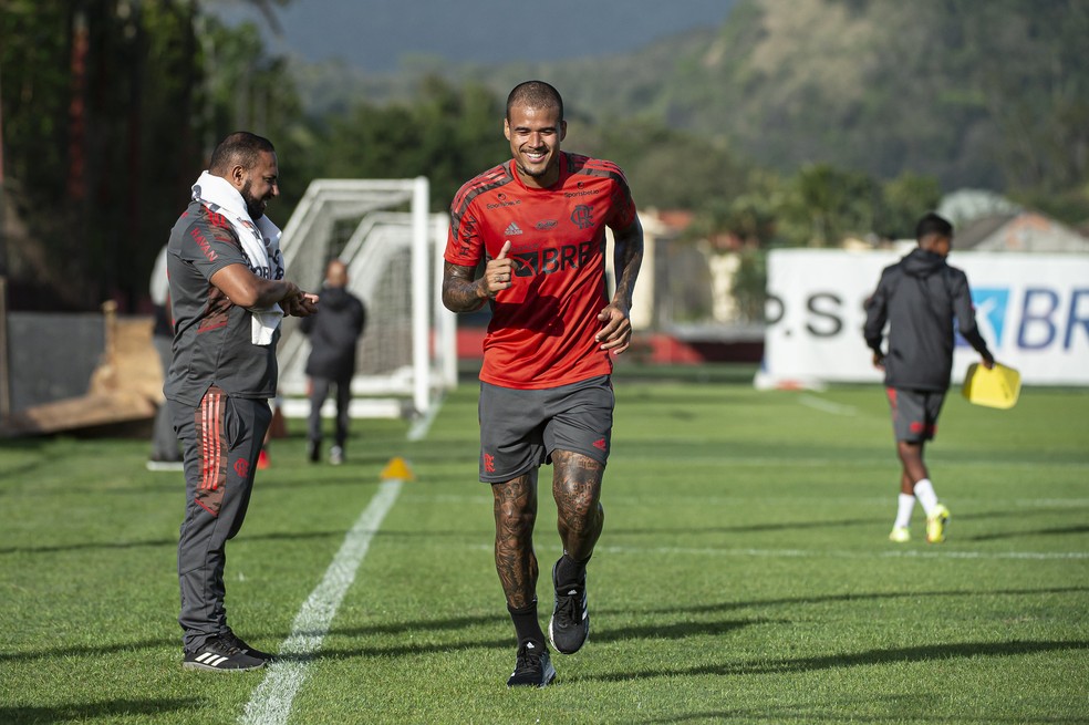 Kenedy no treino desta quarta-feira. Atacante fez parte do treino junto com restante do grupo � Foto: Alexandre Vidal/Flamengo