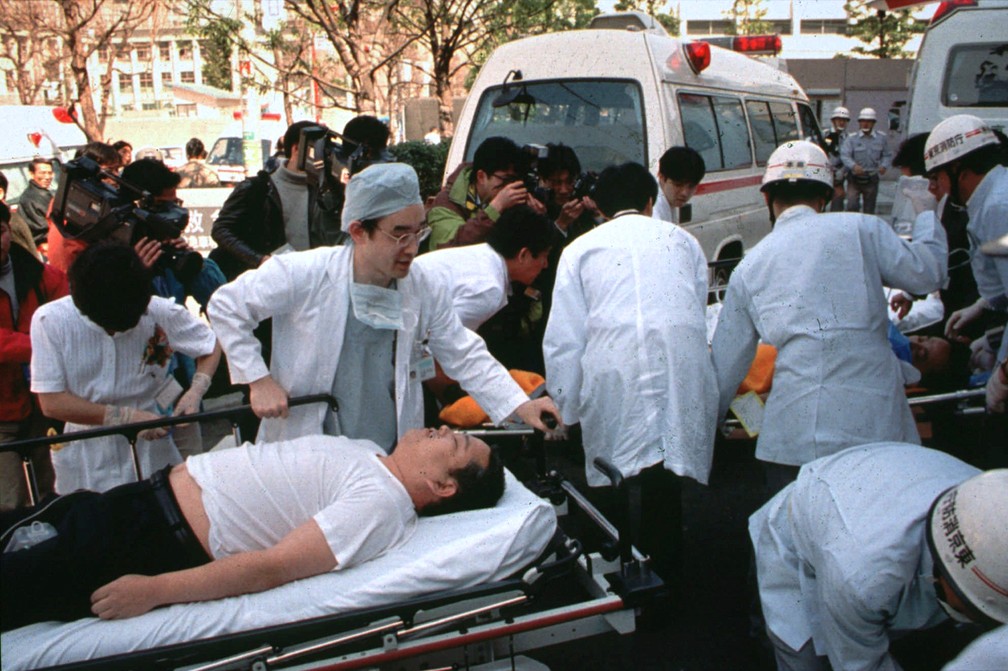 Imagem de 1995 mostra os primeiros socorros apÃ³s o ataque com gÃ¡s sarin no metrÃ´ de TÃ³quio, no JapÃ£o (Foto: AP Photo/Chiaki Tsukumo, Arquivo)