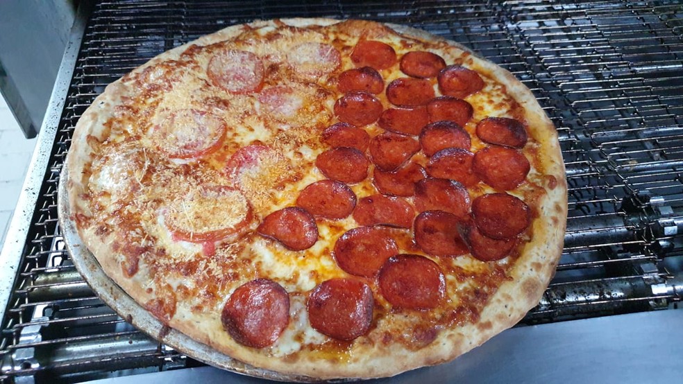 Pizza napolitana e de pepperoni feita pelo chef Hedrian Guedes  — Foto: Divulgação/Pizza Co.