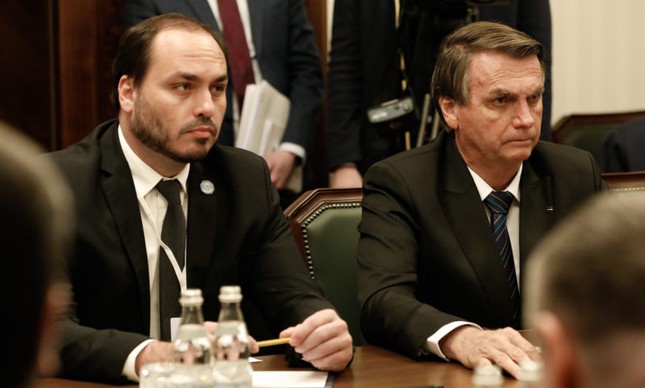Carlos Bolsonaro e Jair Bolsonaro em agenda da comitiva presidencial na Rússia 