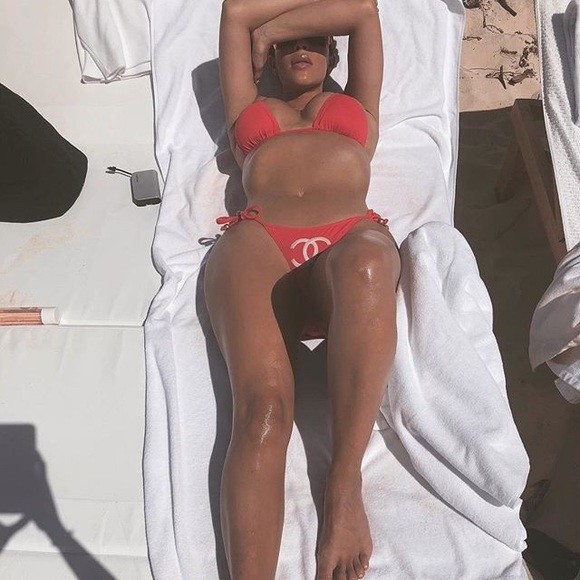 Kim Kardashian de biquini vintage da Chanel (Foto: Instagram Kim Kardashian/ Reprodução) Kim Kardashian de biquini vintage da Chanel (Foto: Instagram Kim Kardashian/ Reprodução)