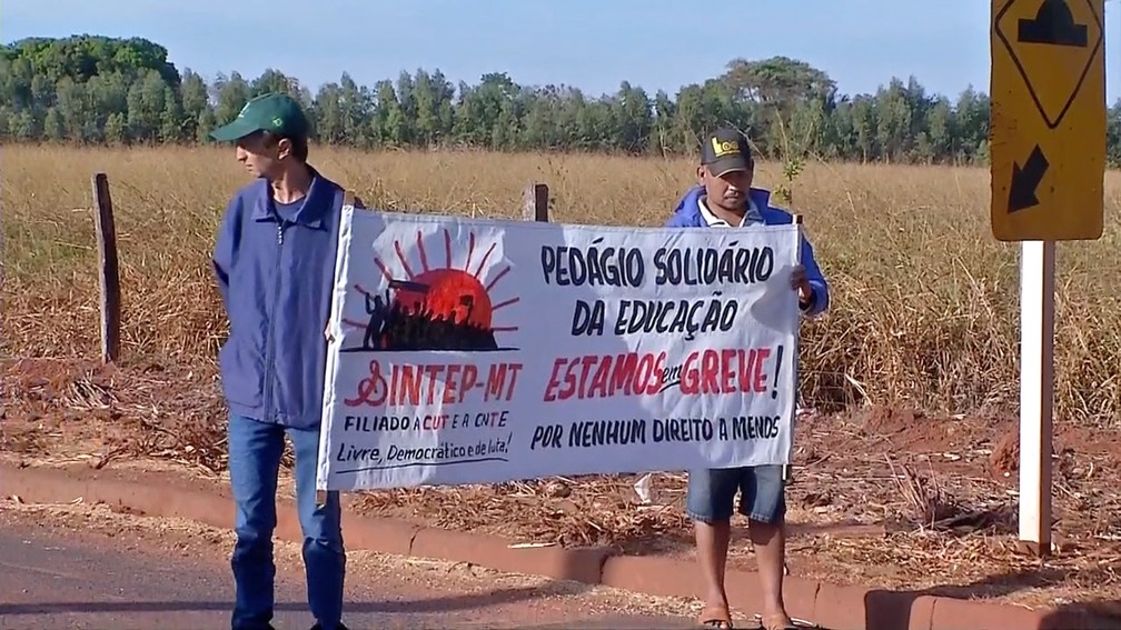 Servidores da educação fizeram pedágio solidário em Tangará da Serra — Foto: TV Centro América