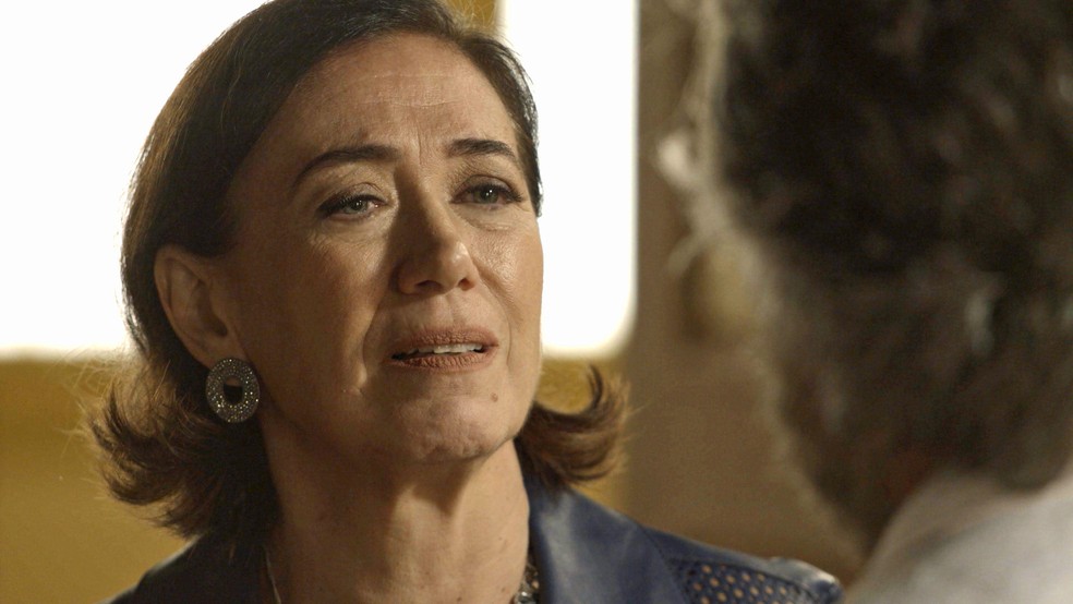 Valentina (Lilia Cabral) pede para Feliciano (Leopoldo Pacheco) não sair de perto dela, em 'O Sétimo Guardião' — Foto: TV Globo