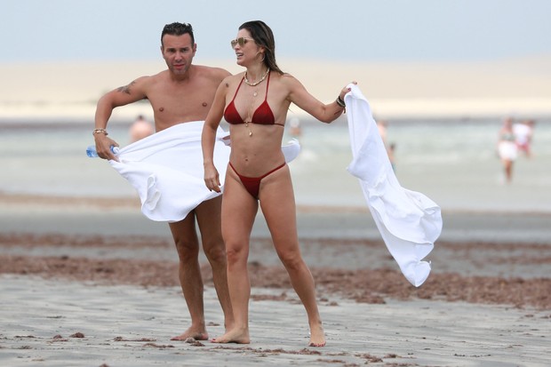 Flávia Alessandra e Matheus Mazzafera em praia em Jericoacoara (Foto: Agnews) Flávia Alessandra e Matheus Mazzafera em praia em Jericoacoara (Foto: Agnews)