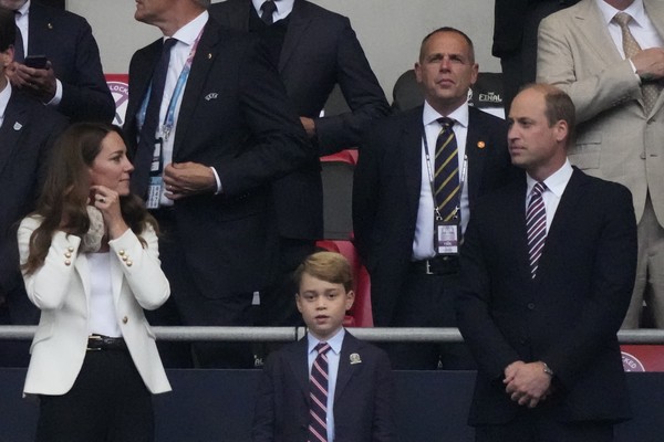 O Príncipe William na companhia da esposa, Kate Middleton, e o filho dos dois, Príncipe George, no estádio de Wembley, assistindo à derrota da Inglaterra para a Itália na final da Eurocopa (Foto: Getty Images)