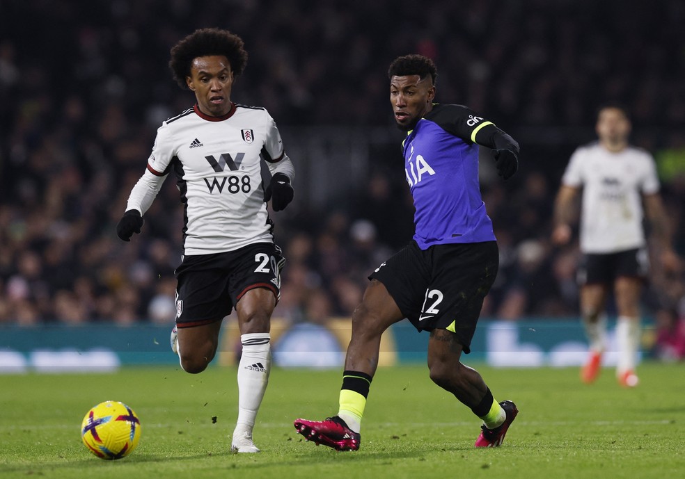 Willian e Emerson Royal em ação durante Fulham x Tottenham — Foto: Andrew Couldridge/Reuters