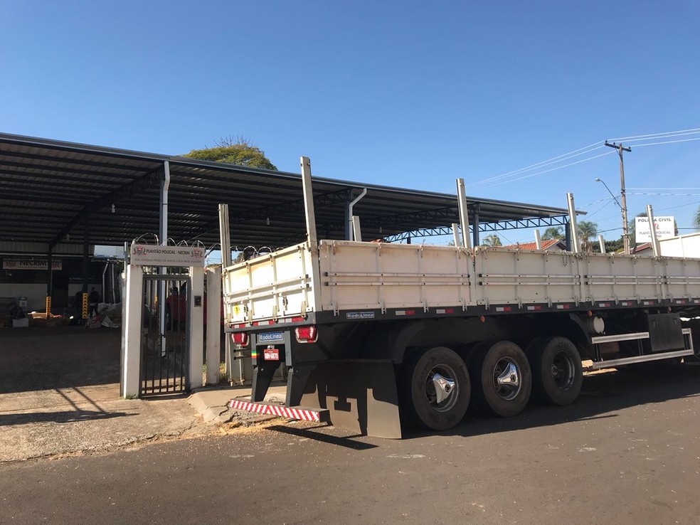 Carreta com a droga foi abordada na Marechal Rondon em Botucatu pela PM (Foto: Murilo Barbosa / TV TEM )