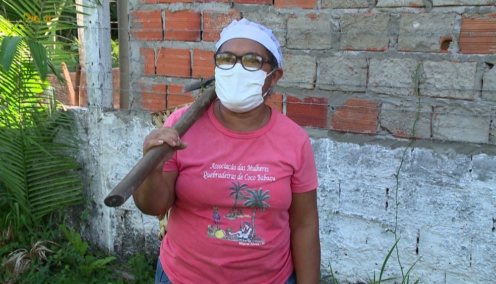 Alice Pereira, presidente da Associação de Quebradeiras de Coco, conta que o trabalho ressignificou a vida das mulheres. — Foto: TV Clube