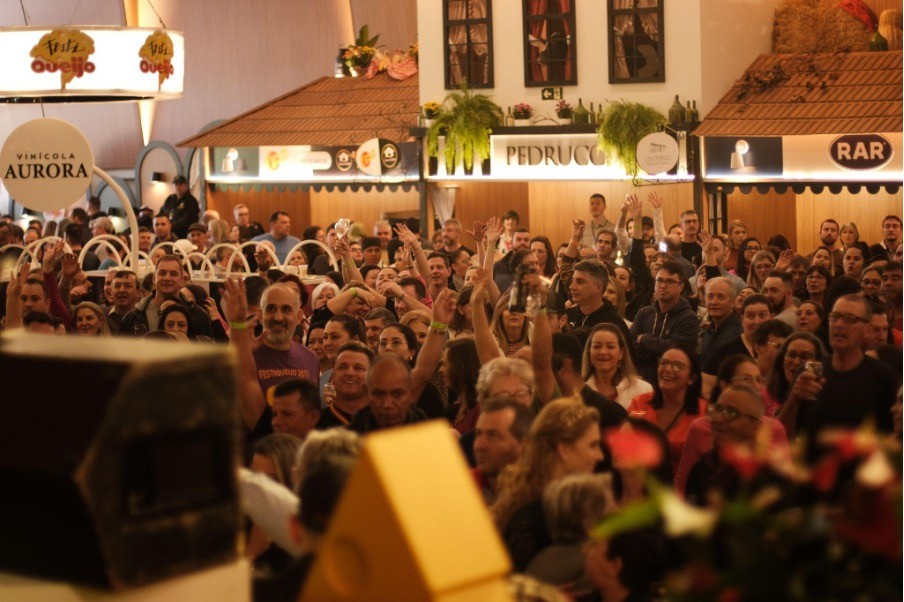 Com grande público, novo modelo de turnos é sucesso no FestiQueijo 2023   