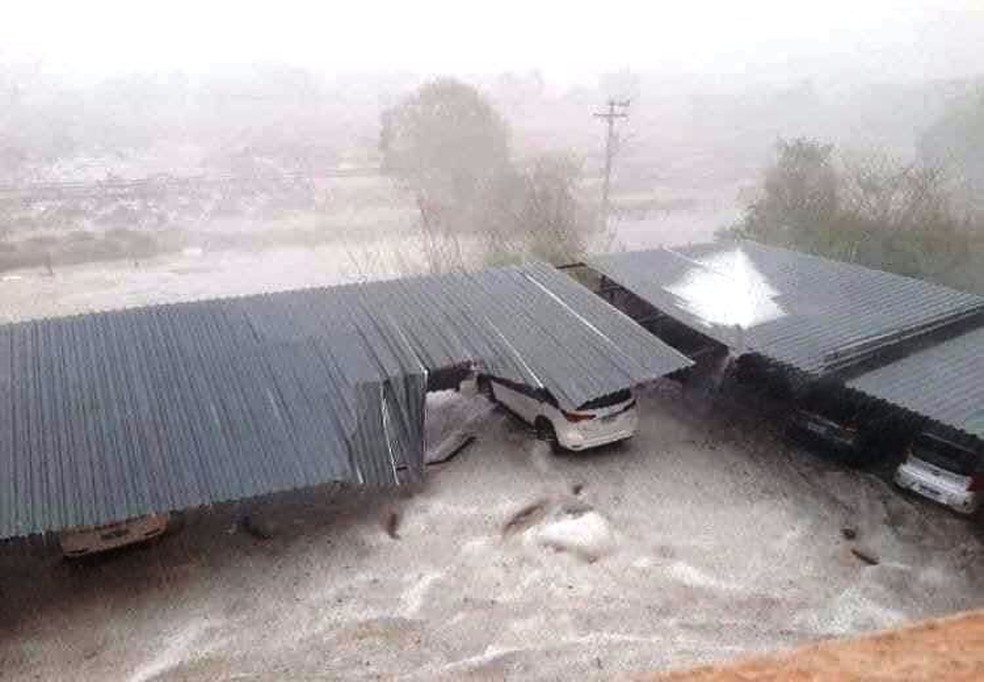 Forte chuva destelhou estacionamento em Pirassununga — Foto: Redes sociais