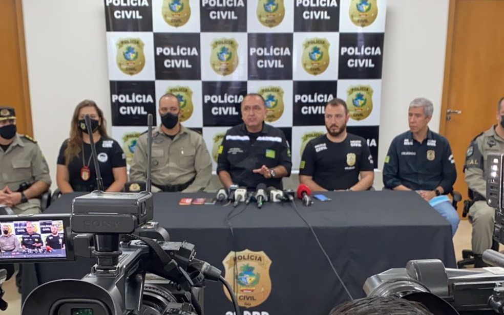 Policiais civis e militares durante coletiva sobre o caso Wanderson, em Goiás — Foto: Honório Jacometto/TV Anhanguera 