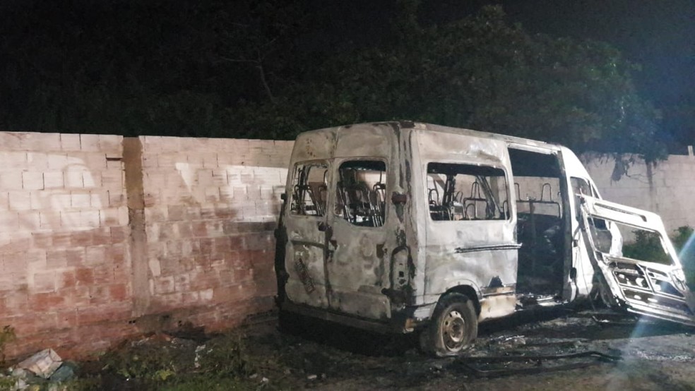 Moradores conseguiram apagar as chamas, mas o veículo ficou destruído. — Foto: Rafaela Duarte/TV Diário