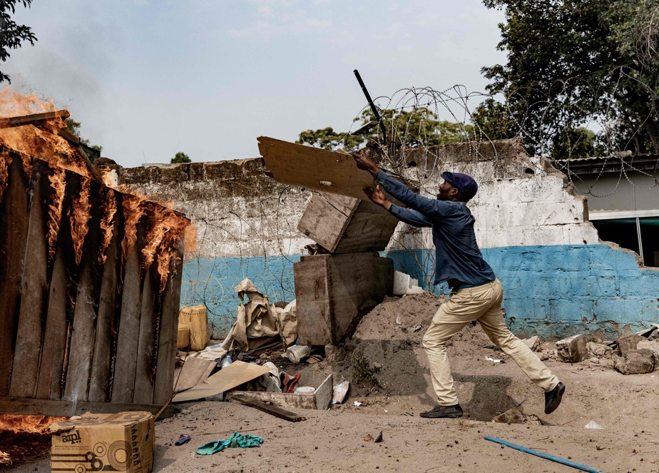 Manifestantes fazem barricada em frente a armazém saqueado da Monusco, em Goma, RDC