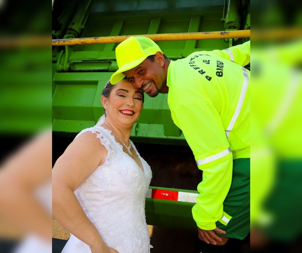 Casal faz ensaio fotográfico de casamento em homenagem ao noivo coletor de lixo em Birigui (SP) — Foto: Lunardo e Roberta Pulzatto Fotografia/Divulgação