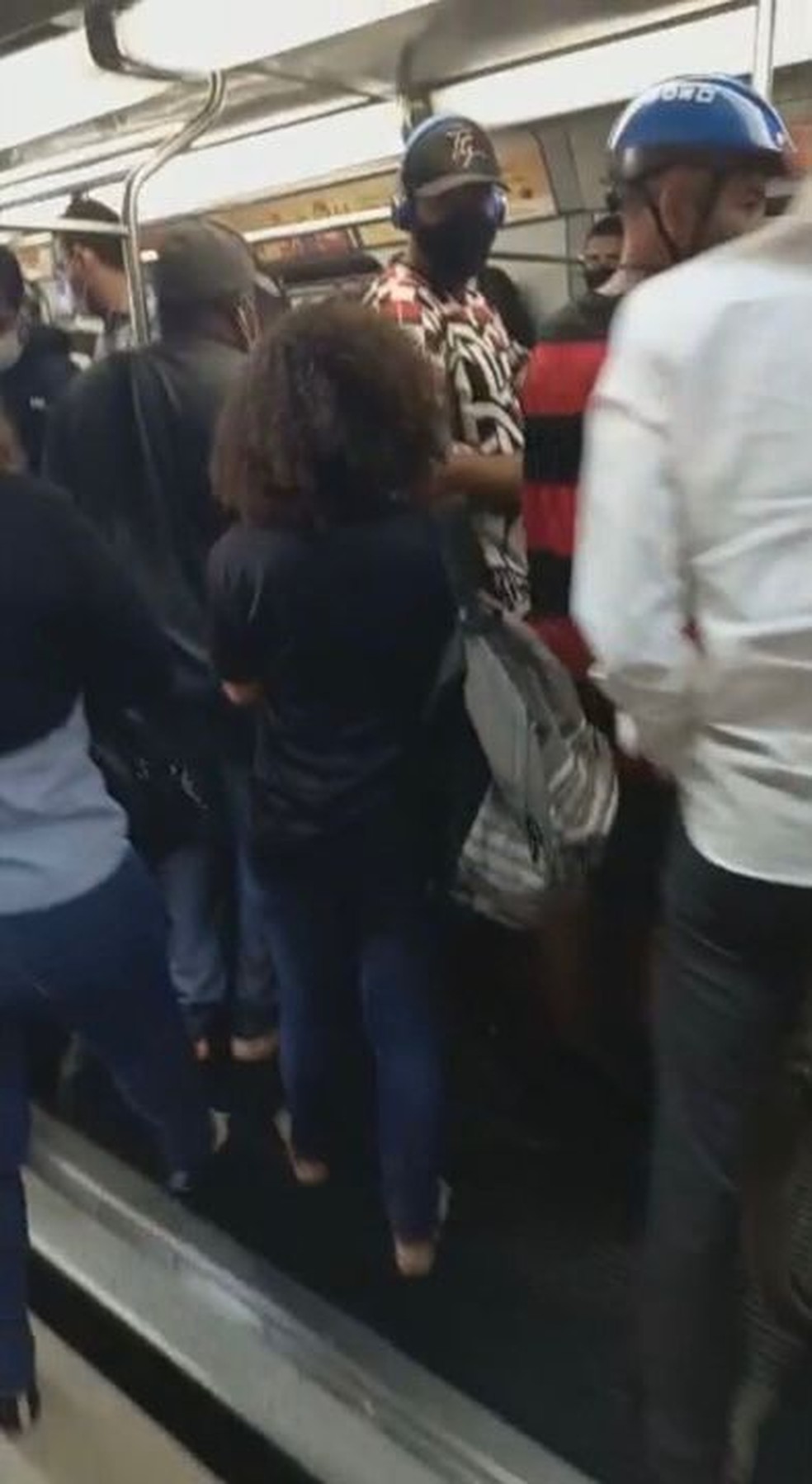 Vagão do Metrô-DF cheio, na estação de Samambaia, nesta quarta-feira (18) — Foto: TV Globo/Reprodução