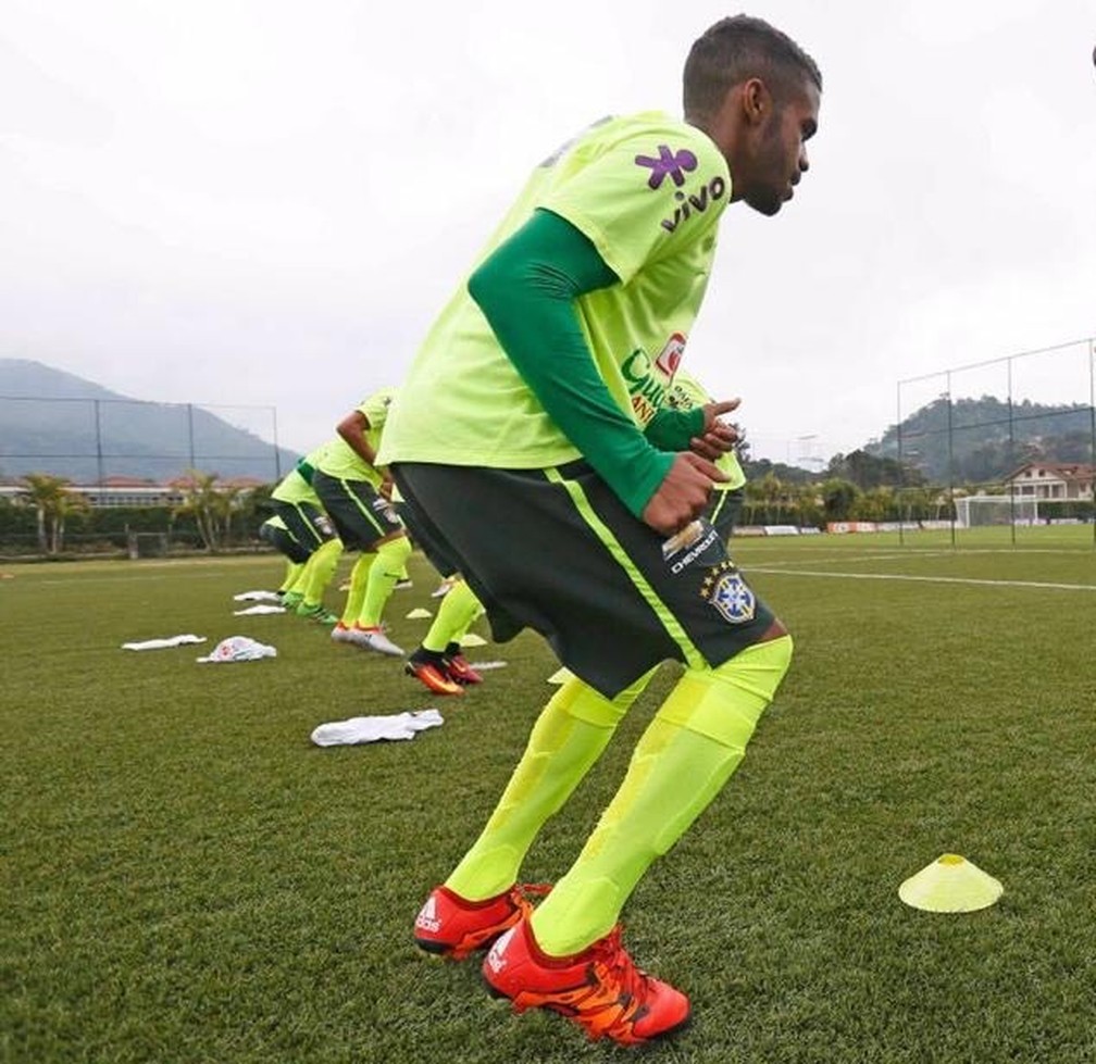 Lateral direito Matheus Viveiros durante treino na base da seleção brasileira — Foto: Divulgação/CBF