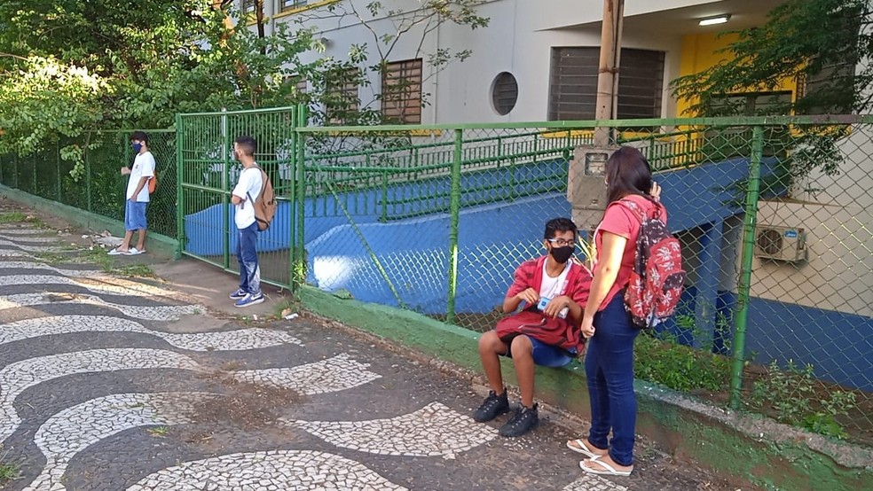 Alunos da rede estadual retornaram às escolas nesta segunda-feira (8) em Presidente Prudente — Foto: Kawanny Barros/TV Fronteira