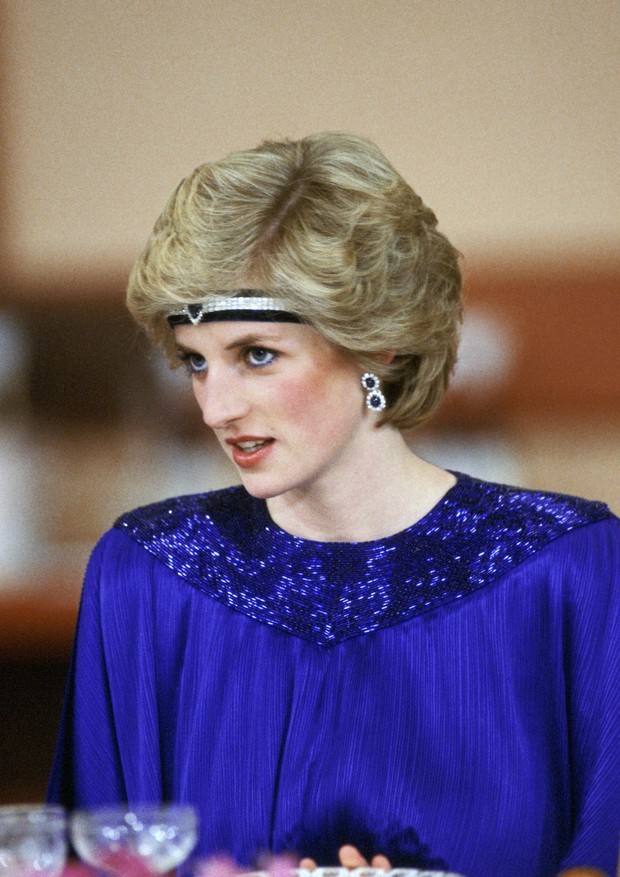 Princesa Diana usa gargantilha de diamante e safira como faixa (Foto: Getty Images)