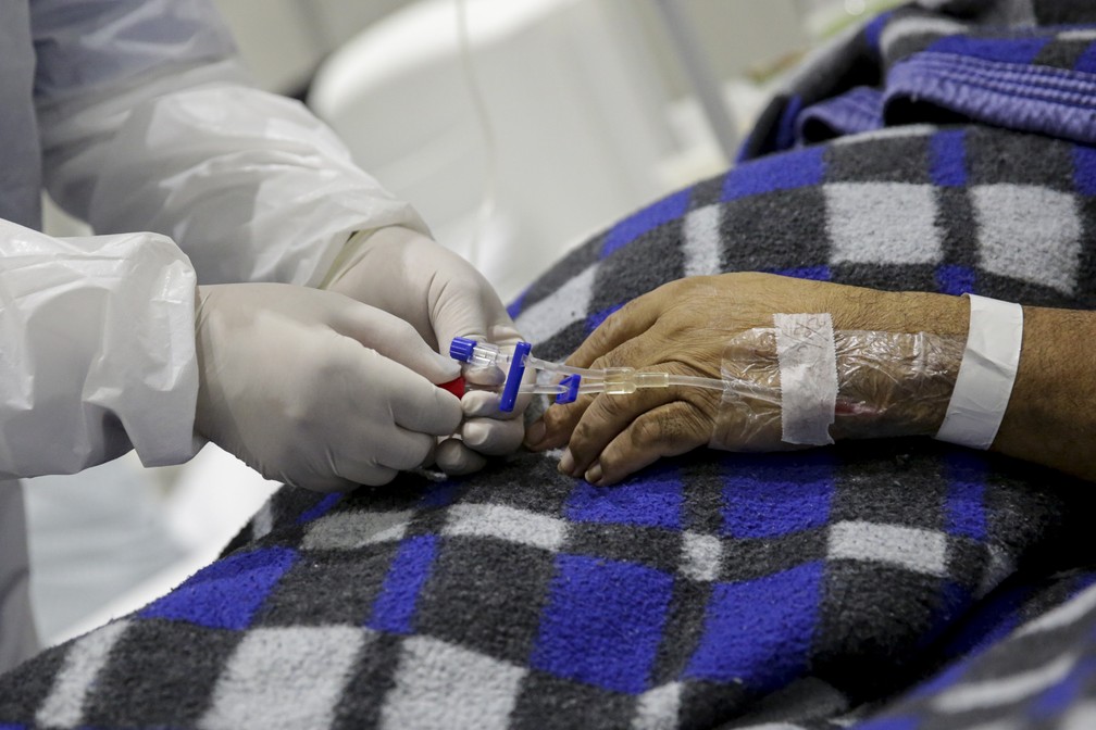 Profissional de sa&uacute;de atende paciente com Covid-19 no Hospital de Campanha do Anhembi, Zona Norte da cidade de S&atilde;o Paulo. &mdash; Foto: Suamy Beydoun/Estad&atilde;o Conte&uacute;do