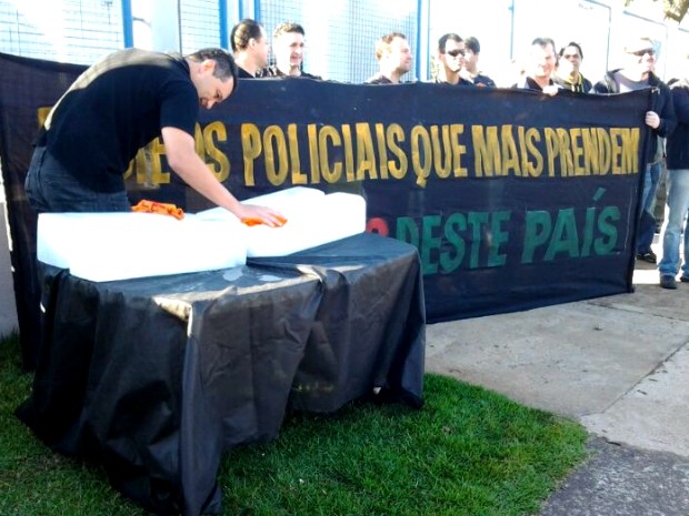 Em ato simbólico, policiais federais secam gelo em frente à delegacia da PF em Foz do Iguaçu (PR) (Foto: Airton Serra / RPC TV)