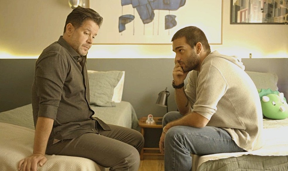 Raul (Murilo Benício) aconselha Sandro (Humberto Carrão) em 'Amor de Mãe' — Foto: Globo