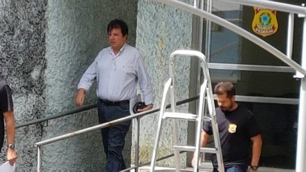 Após prestar depoimento, ex-reitor da UFJF, Henrique Duque, deixou a Delegacia da Polícia Federal e foi para o Ceresp em Juiz de Fora (Foto: Rafael Antunes/G1)