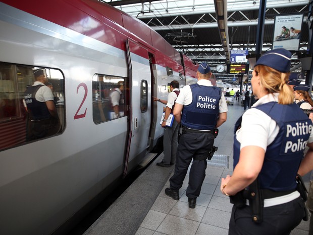Policiais circulam pela plataforma da estação Zuid-Midi, em Bruxelas, no sábado (22), um dia após ataque em um trem que ia de Amsterdã a Paris (Foto: AFP Photo/Belga/Nicolas Maeterlinck)