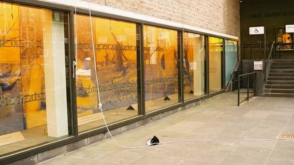 A corda usada para a fuga, e o gorro que um dos assaltantes deixou para trás durante o furto de quadros de Van Gogh, em 2002, em Amsterdã — Foto: BBC