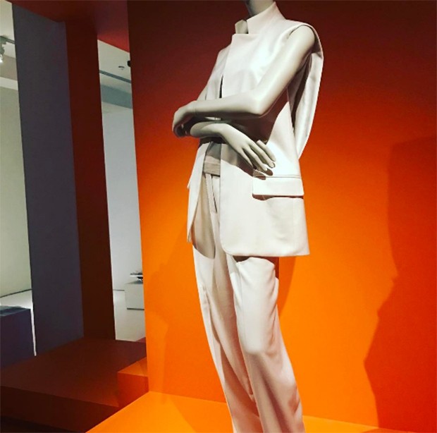 It's ORANGE versus WHITE - for Hermes or Margiela's own brand in an exhibition at Antwerp's MoMu Fashion museum from 31st March until 27th August 2017. (Foto: @suzymenkesvogue)