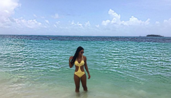 Amanda posou para foto em praia (Foto: Reprodução/Instagram)