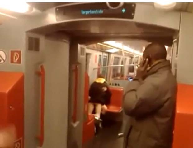 Em dezembro de 2010, um casal foi filmado tendo relações sexuais no vagão do metrô em Viena, na Áustria. As imagens mostram a dupla realizando o ato sexual enquanto outros passageiros se aglomeram ao redor para assistir e poder filmá-los com seus celulares. (Foto: Reprodução) (Foto: Reprodução)